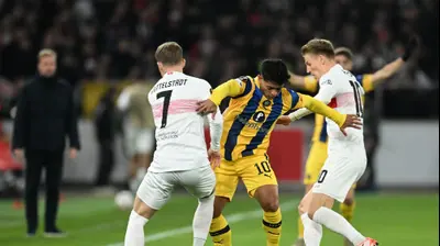 קרווין אנדרדה שחקן מכבי תל אביב בין שחקני שטוטגרט. THOMAS KIENZLE/AFP,GettyImages