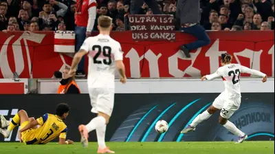 לורנז אסיניון שחקן שטוטגרט כובש לרשת מכבי תל אביב. רויטרס