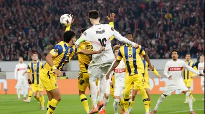 אטקאן קראזור שחקן שטוטגרט נוגח על היד של הייטור שחקן מכבי תל אביב. רויטרס