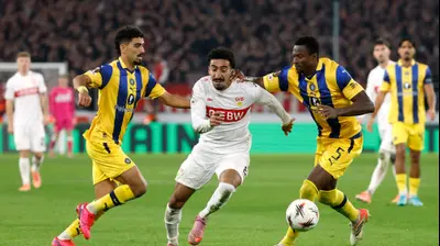 מוחמד עלי קמארה, רוי רביבו שחקני מכבי תל אביב מול טיאגו תומאס שחקן שטוטגרט. רויטרס