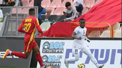 שחקן הפועל ירושלים סדריק דון מול שחקן מ.ס. אשדוד מוחמד עאמר. דני מרון