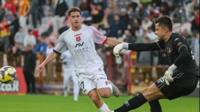 שחקן הפועל ירושלים אוהד אלמגור מול שוער מ.ס. אשדוד קרול ניימצ'יצקי. דני מרון