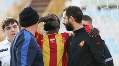 שחקן מ.ס. אשדוד טימותי אוואני. דני מרון