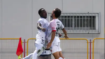 שחקן הפועל ירושלים סדריק דון חוגג עם אופק נדיר. דני מרון