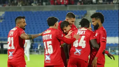 שחקני הפועל תל אביב חוגגים עם סתיו טוריאל. אודי ציטיאט