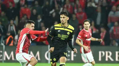 שחקן מכבי נתניה מאור לוי, מול אמיר גנאח, הפועל באר שבע. ברני ארדוב