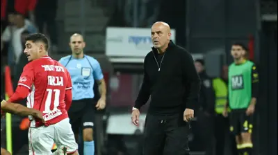 מאמן מכבי נתניה, יוסי אבוקסיס. ברני ארדוב