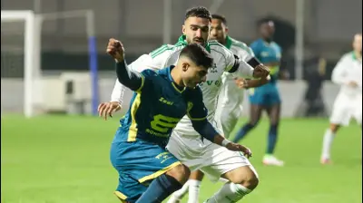 איאד חלאילי שחקן מכבי בני ריינה לפני מיכאל אוחנה שחקן מכבי חיפה. קובי אליהו