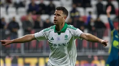 גיא מלמד שחקן מכבי חיפה חוגג שער. קובי אליהו