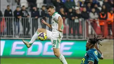 גיא מלמד שחקן מכבי חיפה מול ג'וניור פיוס שחקן מכבי בני ריינה. קובי אליהו