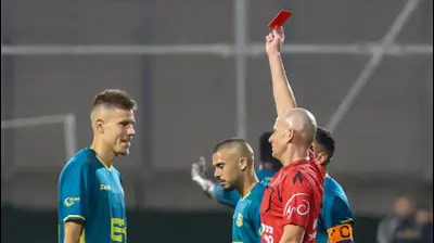 עידן לייבה שופט כדורגל שולף כרטיס אדום לעבר אלכסה פייץ' שחקן מכבי בני ריינה. קובי אליהו