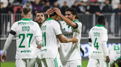 קני סייף שחקן מכבי חיפה חוגג שער עם קנג'י גורה. קובי אליהו