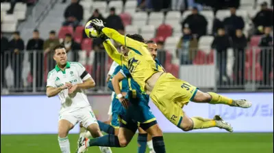 ליאור גליקליך שוער מכבי בני ריינה לפני גיא מלמד שחקן מכבי חיפה. קובי אליהו