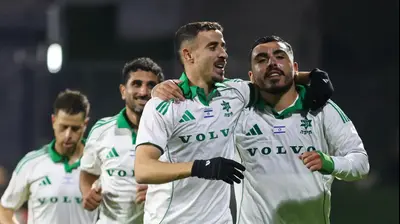 איתן אזולאי שחקן מכבי חיפה חוגג שער, איתו דולב חזיזה. קובי אליהו