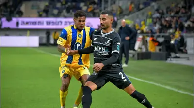 שחקן מכבי תל אביב, הליו וארלה, מול שחקן הפועל פתח תקוה, נועם כהן. אריאל שלום