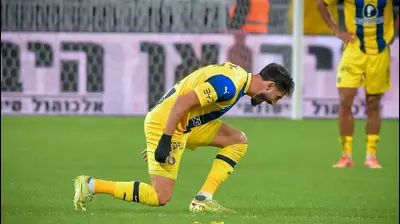 שחקן מכבי תל אביב, שגיב יחזקאל. אריאל שלום