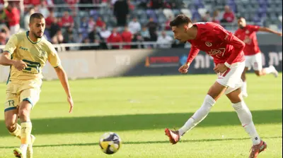 מור בוסקילה שחקן הפועל תל אביב מול עילאי אלמקייס שחקן מכבי בני ריינה. דני מרון