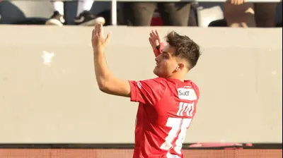 לויזוס לויזו שחקן הפועל תל אביב חוגג שער. דני מרון