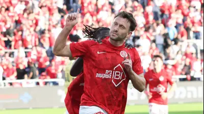 עומרי אלטמן שחקן הפועל תל אביב חוגג שער. דני מרון