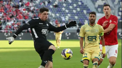 ליאור גליקליך שוער מכבי בני ריינה לפני נאעל חוטבא, אנדריאן קרייב שחקן הפועל תל אביב. דני מרון