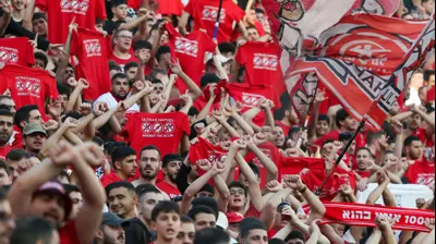 אוהדי הפועל תל אביב עם חולצות המחאה ביציע. דני מרון