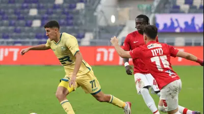 עידן גורן שחקן מכבי בני ריינה לפני דניאל דאפה שחקן הפועל תל אביב. דני מרון