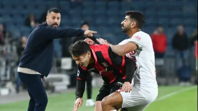 גיא בדש שחקן הפועל ירושלים לפני רועי זיקרי שחקן הפועל חיפה. ברני ארדוב