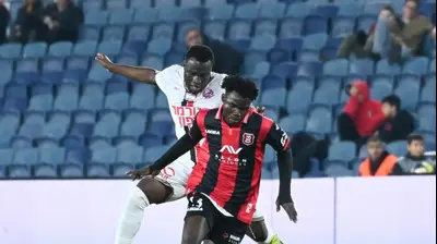 ג'ון אוטומאו שחקן הפועל ירושלים לפני רג'יס אנדו שחקן הפועל חיפה. ברני ארדוב