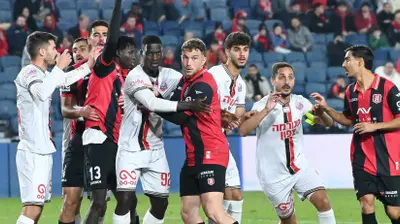 שחקני הפועל ירושלים, במרכז תמיר חיימוביץ', עם שחקני הפועל חיפה. ברני ארדוב