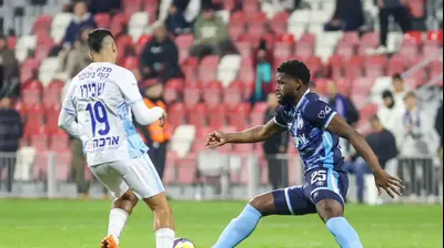 לוקאס ונטורה שחקן הפועל באר שבע מול איתמר שבירו שחקן עירוני טבריה. קובי אליהו