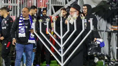 הדלקת נרות במשחק של עירוני טבריה. קובי אליהו