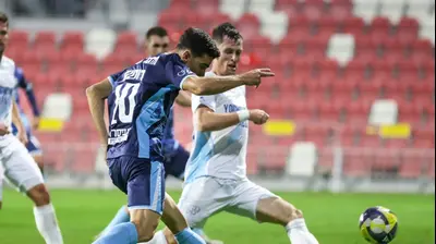 דן ביטון שחקן הפועל באר שבע מול אונדז'יי באצ'ו שחקן עירוני טבריה. קובי אליהו