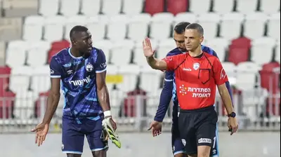 אוהד אסולין שופט כדורגל עם ג'יבריל דיופ שחקן הפועל באר שבע. קובי אליהו