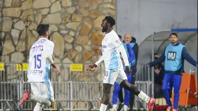 פיטר מייקל שחקן עירוני טבריה חוגג שער. קובי אליהו