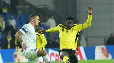 עזיז ווטארה שחקן מכבי נתניה מול סייד אבו פרחי שחקן מכבי תל אביב. ברני ארדוב