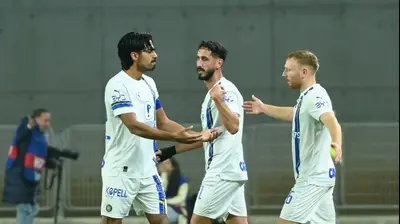 שחקני מכבי תל אביב חוגגים עם דור פרץ. ברני ארדוב