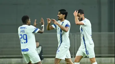 שחקני מכבי תל אביב חוגגים עם דור פרץ. ברני ארדוב