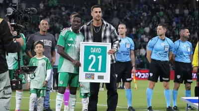 דין דוד שחקן יוקוהמה מרינוס עם עלי מוחמד שחקן מכבי חיפה. מאור אלקסלסי