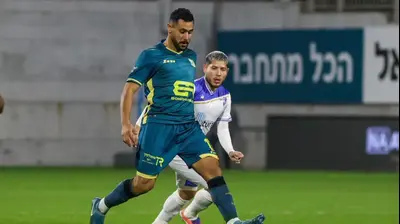 אסיל כנאני שחקן מכבי בני ריינה לפני כריסטיאן מרטינס שחקן עירוני קרית שמונה. קובי אליהו