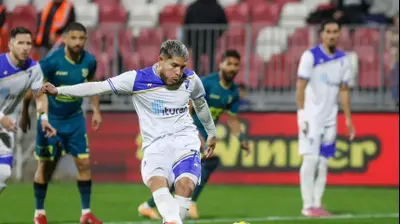 כריסטיאן מרטינס שחקן עירוני קרית שמונה בועט פנדל. קובי אליהו