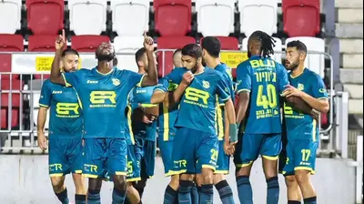 שחקני מכבי בני ריינה חוגגים עם אווסו קוואבנה (שני משמאל). קובי אליהו