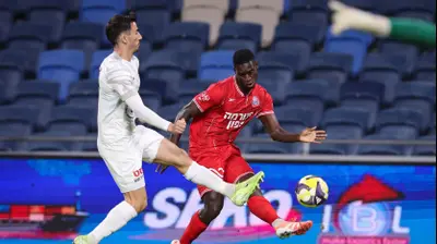 סאנה גומס שחקן הפועל חיפה מול אלון אזוגי שחקן בני סכנין. מאור אלקסלסי