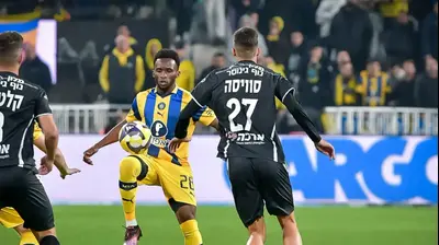 איסוף סיסוקו שחקן מכבי תל אביב. אריאל שלום