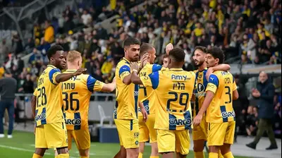 שחקני מכבי תל אביב חוגגים. אריאל שלום