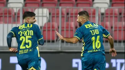 מוחמד שכר, איאד חלאילי שחקני מכבי בני ריינה חוגגים. קובי אליהו