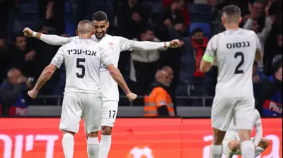 חסן חילו, איאד אבו עביד שחקני בני סכנין חוגגים. מאור אלקסלסי