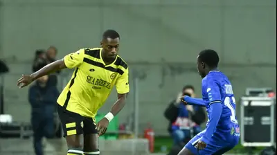 שחקן מכבי נתניה הרי טבארש מול שחקן הפועל פתח תקוה צ'יפיוקה סונגה. ברני ארדוב