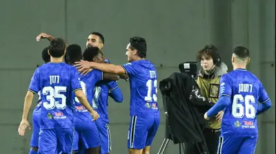 שחקני הפועל פתח תקוה חוגגים עם ג'יימס אדניי. ברני ארדוב