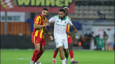 קנג'י גורה שחקן מכבי חיפה מול שלו הרוש שחקן מ.ס. אשדוד. לירון מולדובן 