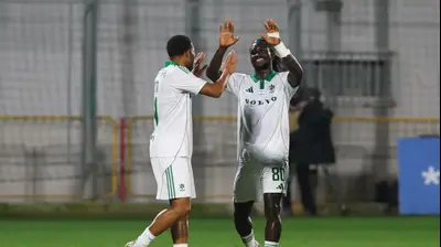 פיטר אגבה שחקן מכבי חיפה חוגג שער עם קנג'י גורה. לירון מולדובן 